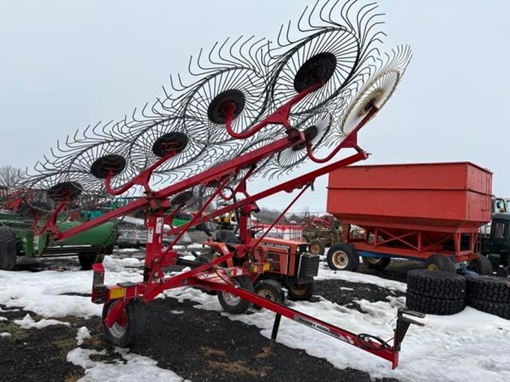 massey-ferguson-v-12-wheel-rake-image-1