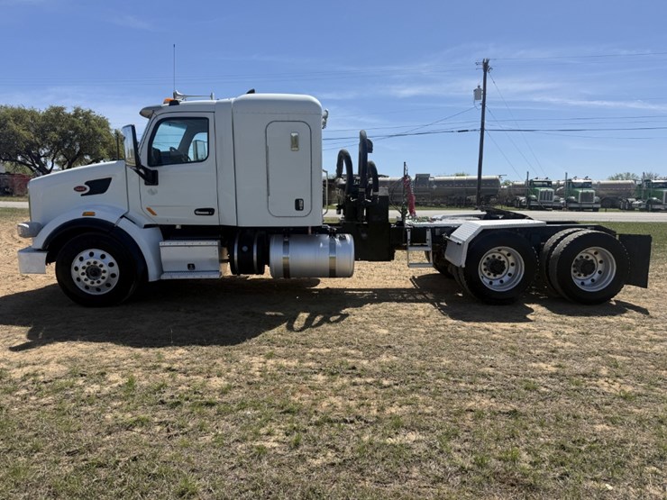 2018-peterbilt-567-image-8