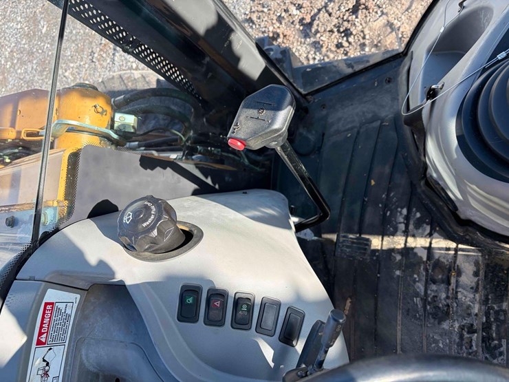 2019-case-580sn-image-19