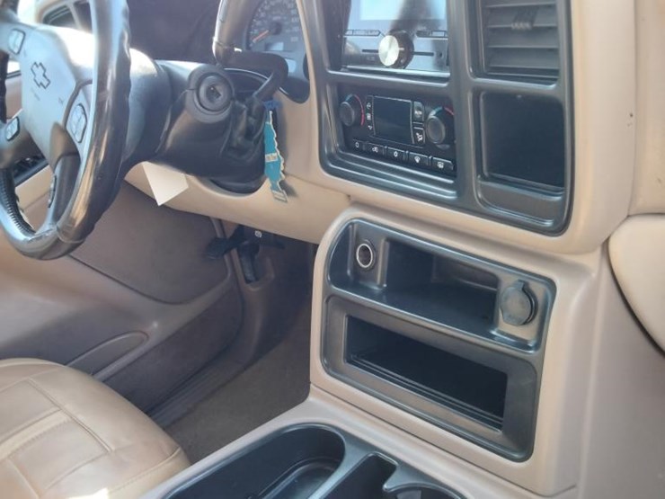 2003-chevrolet-suburban-image-11