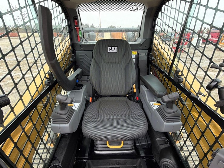 2025-caterpillar-255-image-16