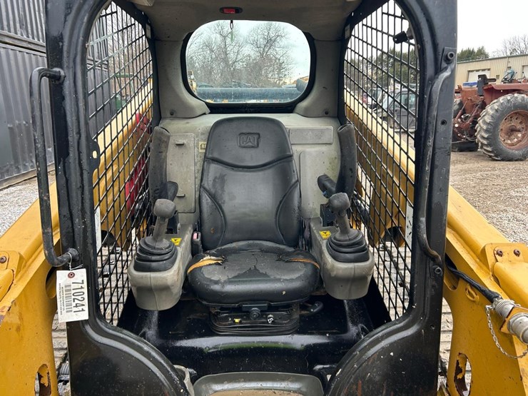 2015-caterpillar-249d-image-13