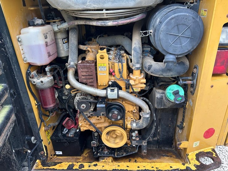 2015-caterpillar-259d-image-16