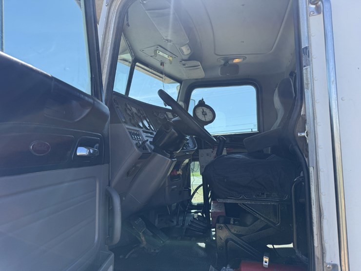 2013-peterbilt-367-image-21