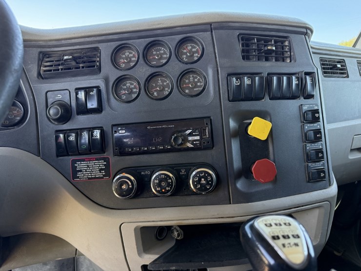 2018-peterbilt-567-image-16