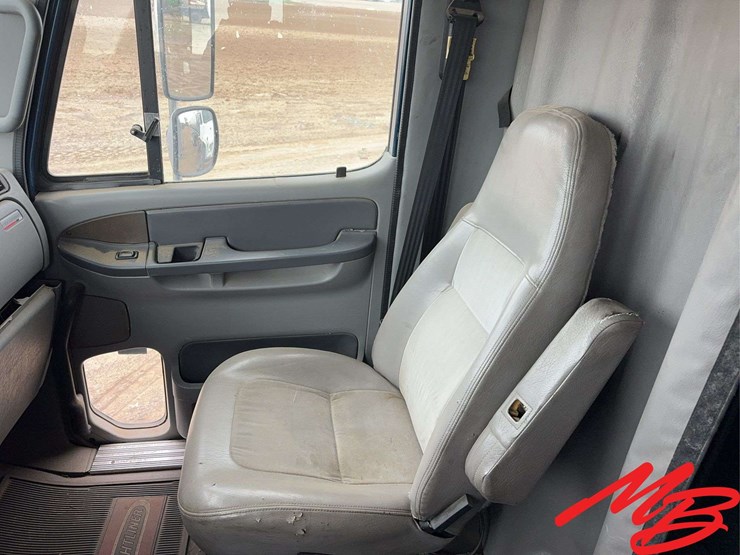 2005-freightliner-columbia-120-image-21