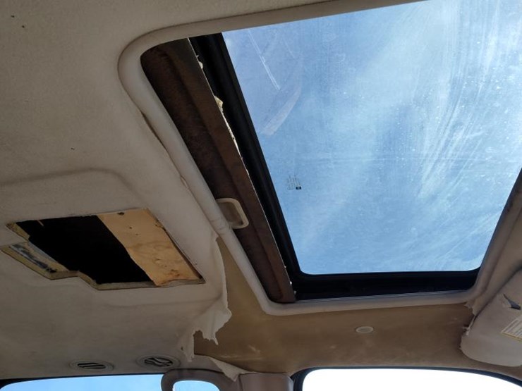 2003-chevrolet-suburban-image-12