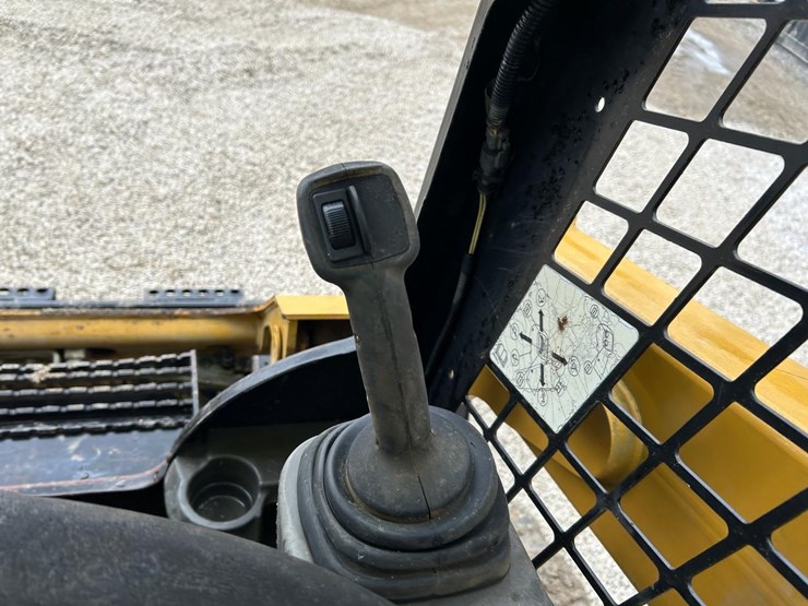 2015-caterpillar-259d-image-24