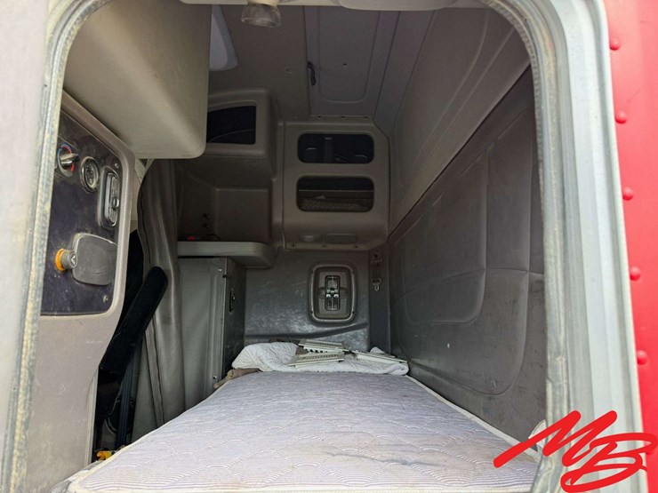 2013-peterbilt-388-image-35