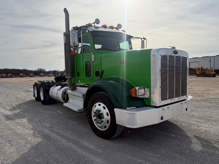 2021-peterbilt-367-image-4