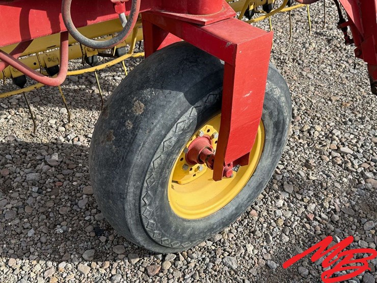 new-holland-216-image-15