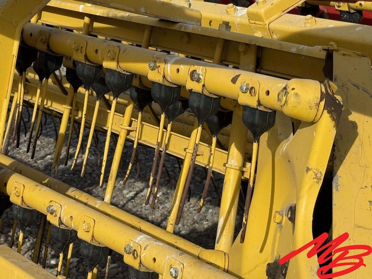 new-holland-216-image-8