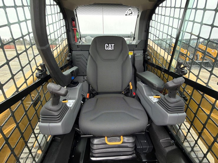 2025-caterpillar-255-image-16