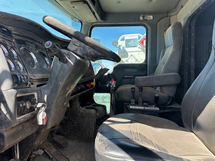 2013-kenworth-t800-image-8