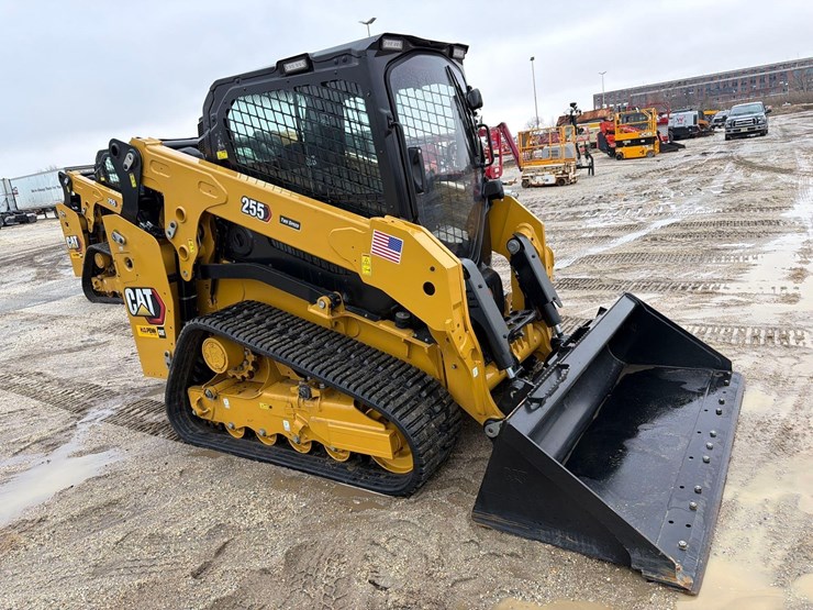 2025-caterpillar-255-image-3