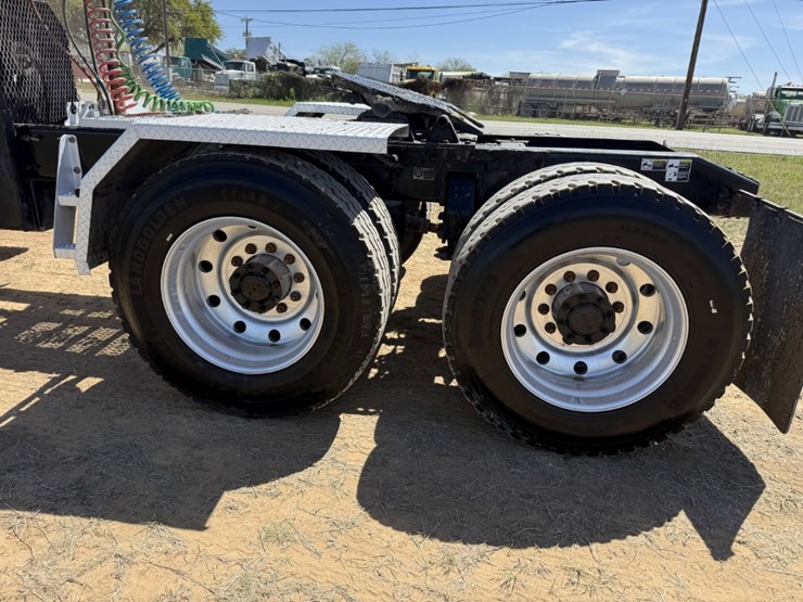 2018-peterbilt-567-image-16