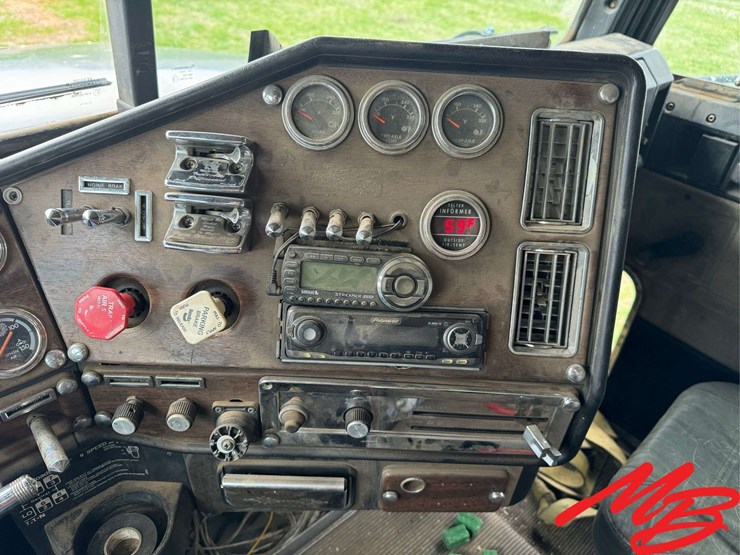 1990-freightliner-fld120-image-21