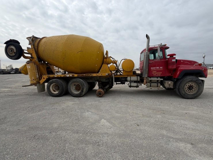 1999-mack-mixer-image-3