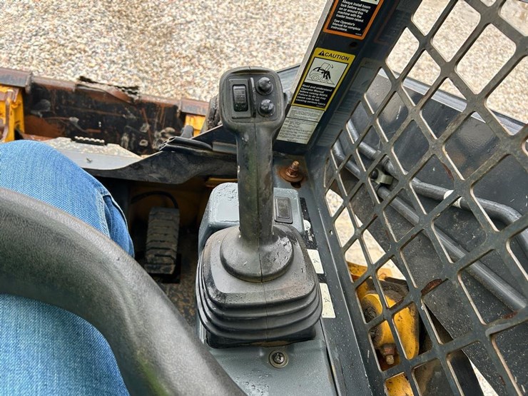 2020-deere-317g-image-26