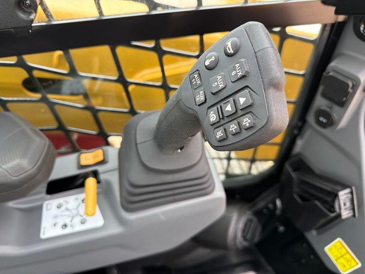 2025-caterpillar-255-image-17