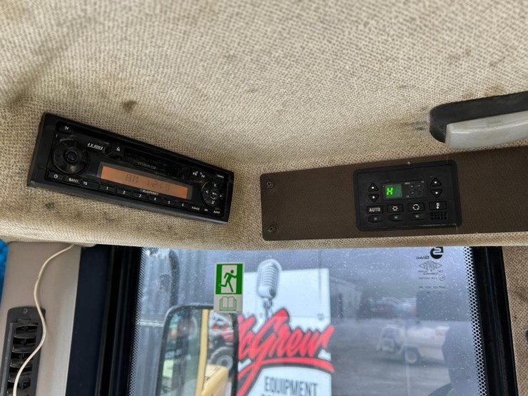 new-holland-lw110-image-24