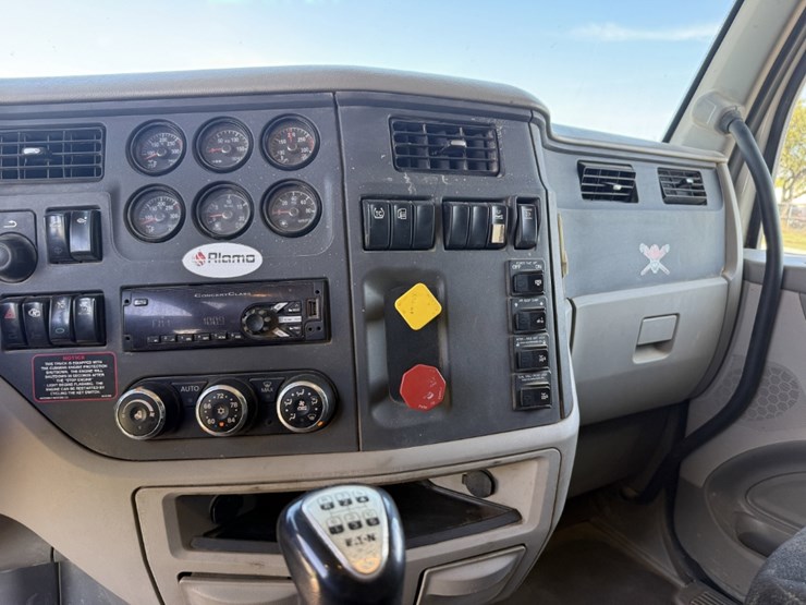 2018-peterbilt-567-image-19