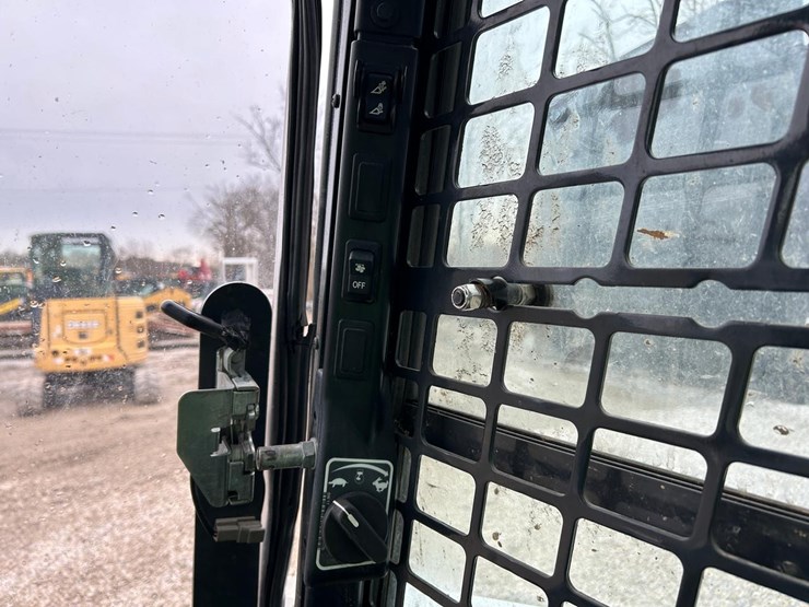 2023-bobcat-t770-image-22