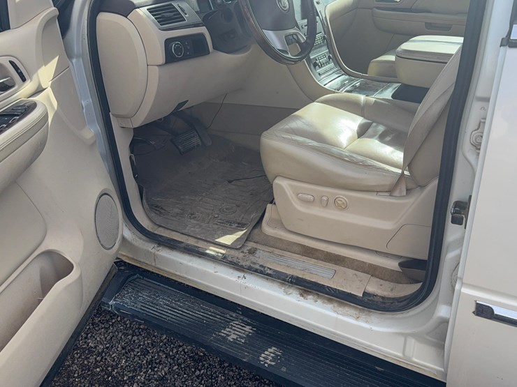 2008-cadillac-escalade-image-16