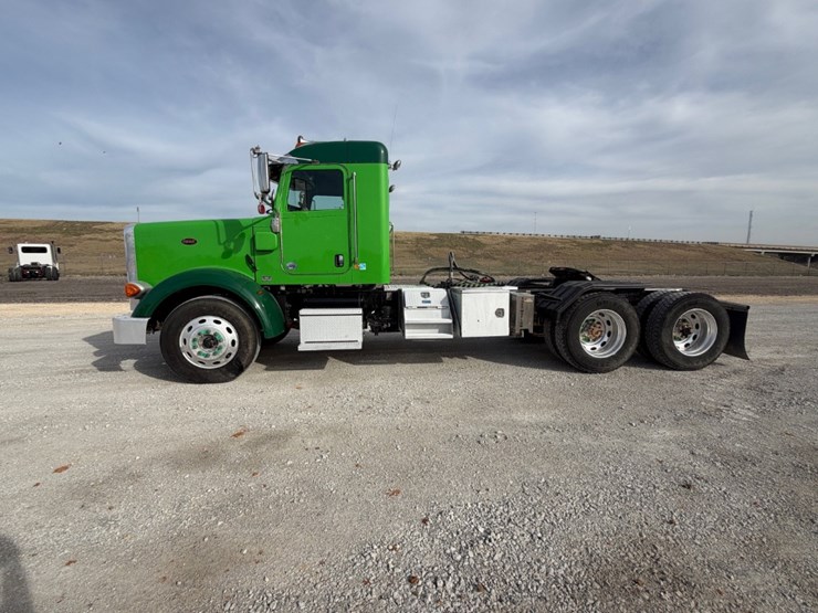 2021-peterbilt-367-image-9