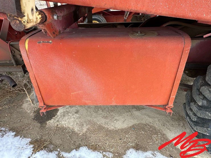 new-holland-1048-image-16