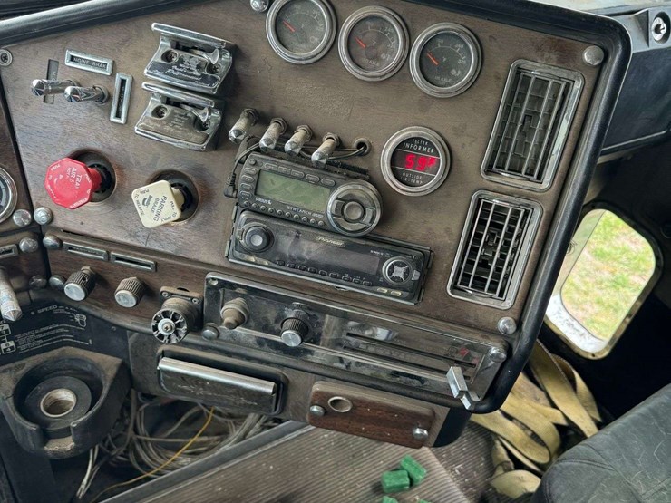 1990-freightliner-fld120-image-27