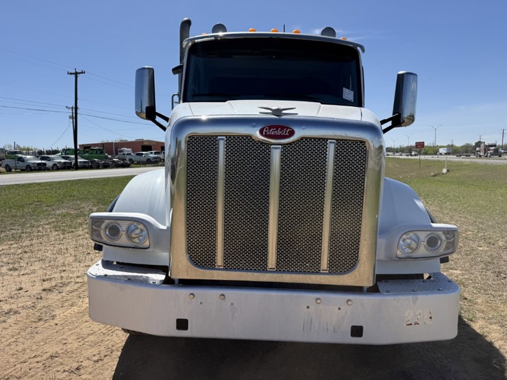 2018-peterbilt-567-image-2