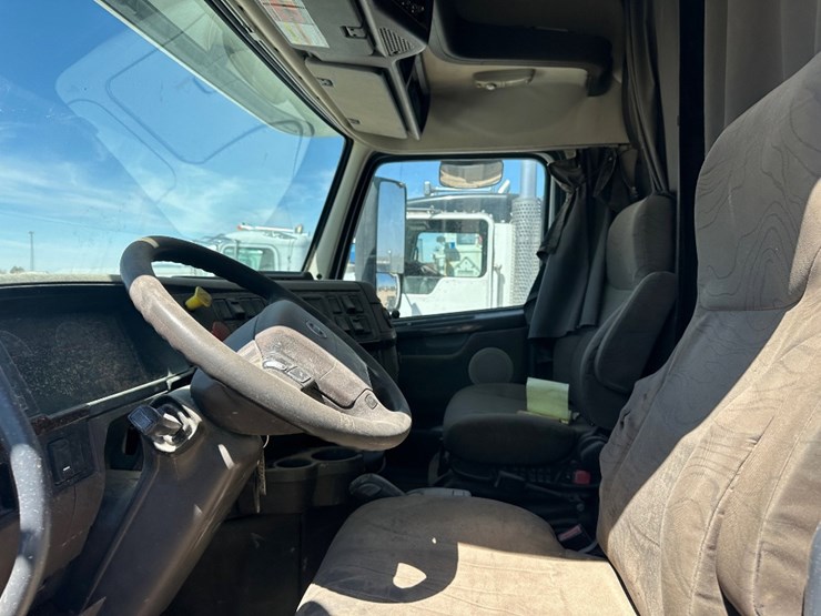 2015-volvo-vn-image-7