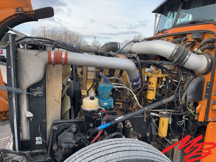 2004-peterbilt-379-image-15
