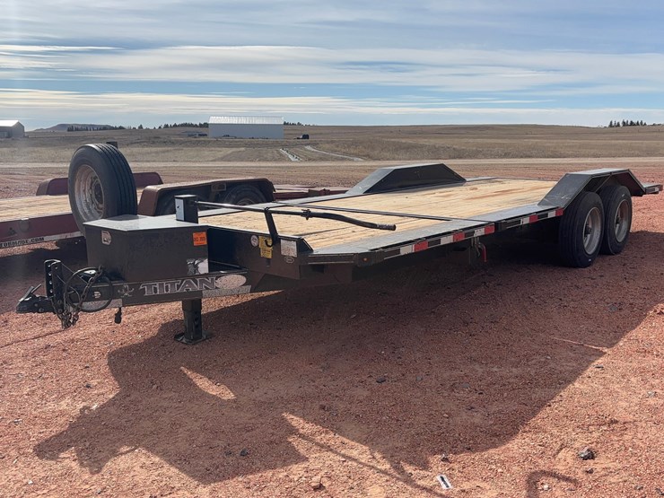 2018-titan-trailer-image-1