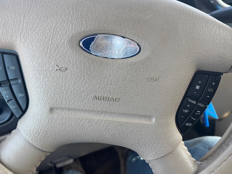 2004-ford-expedition-image-14