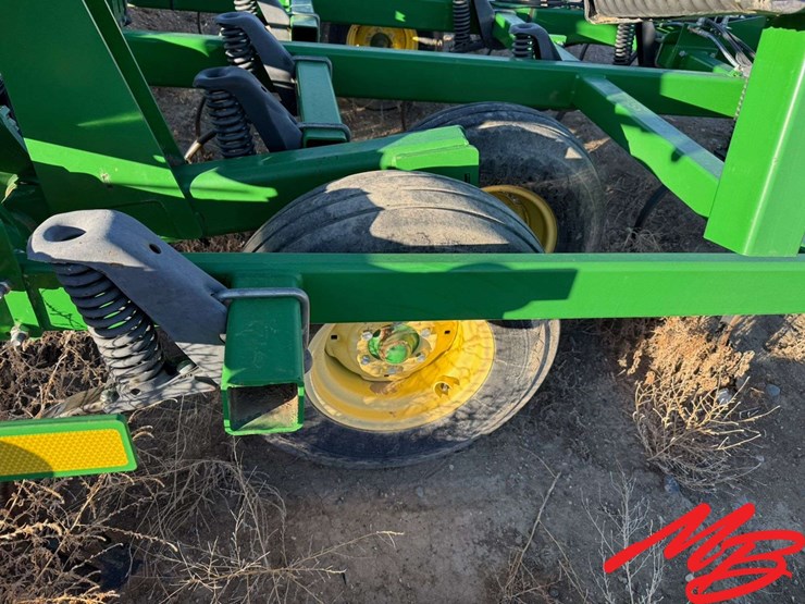 john-deere-32-image-11