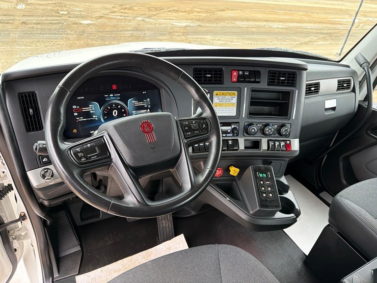 2026-peterbilt-567-image-31