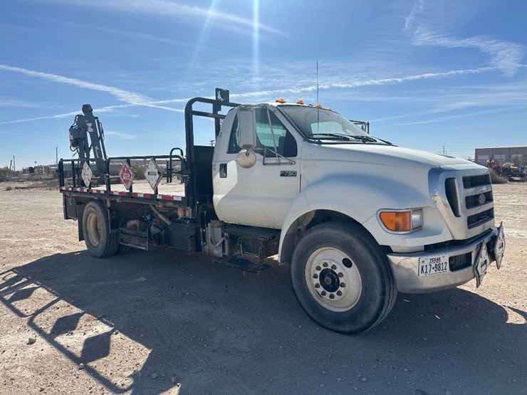 2011-ford-f750-image-3