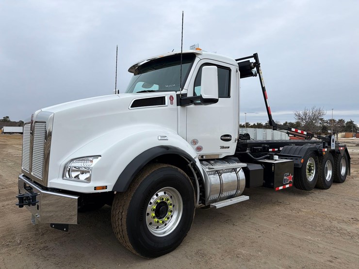 2026-peterbilt-567-image-2
