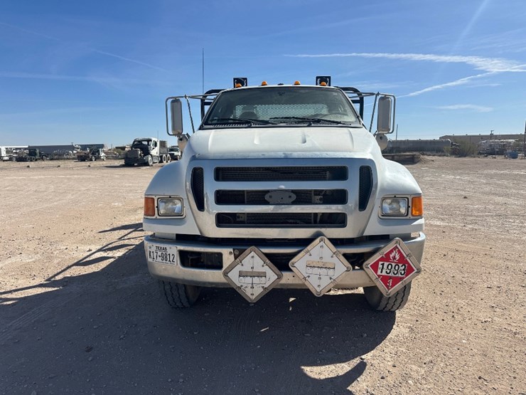 2011-ford-f750-image-2