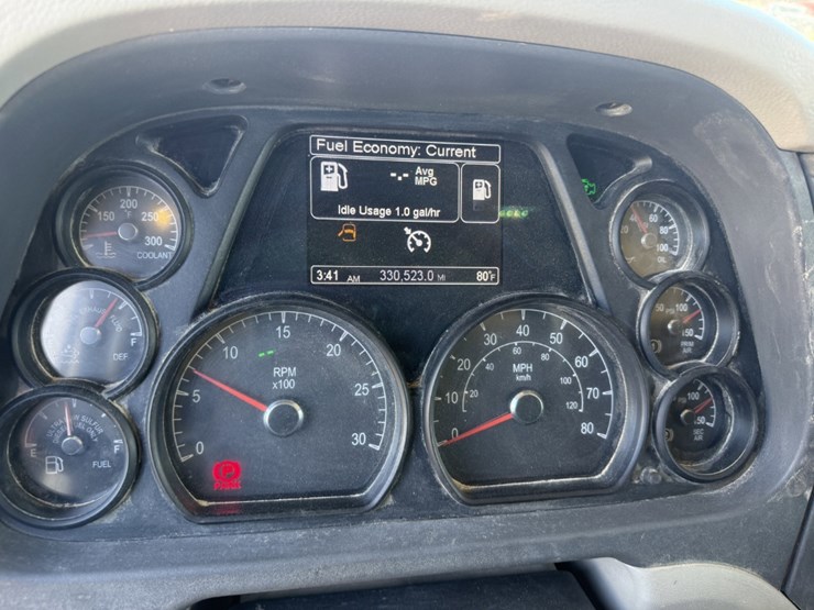 2018-peterbilt-567-image-16