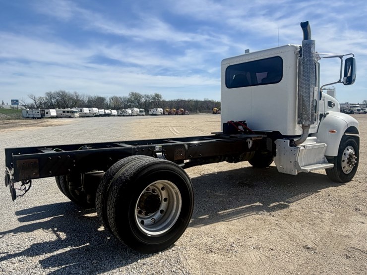 2016-peterbilt-337-image-5