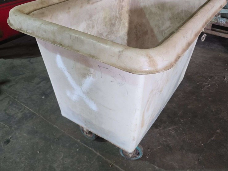 poly-bin-on-casters-image-1