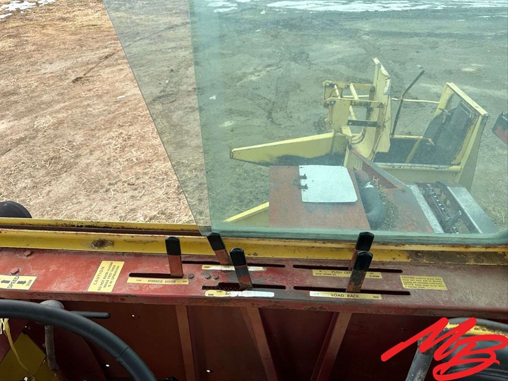 new-holland-1048-image-28