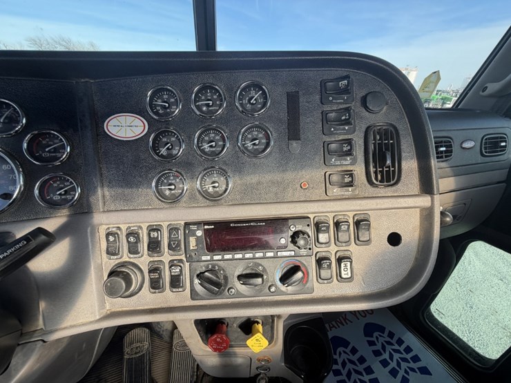 2021-peterbilt-367-image-19