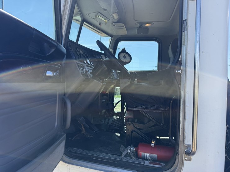 2013-peterbilt-367-image-22