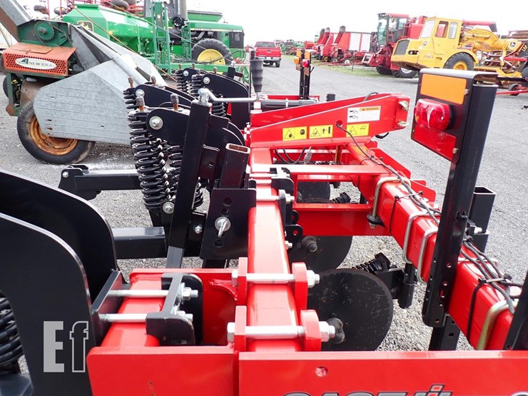 2023-case-ih-2500-image-4