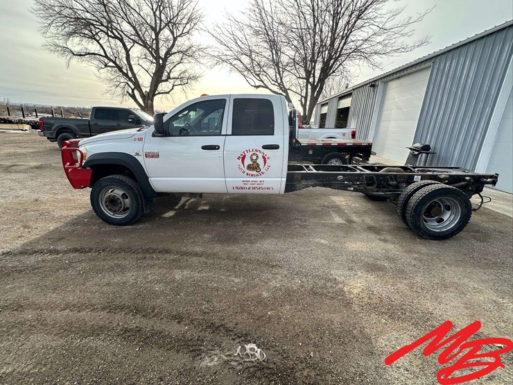 2010-dodge-ram-4500-image-3