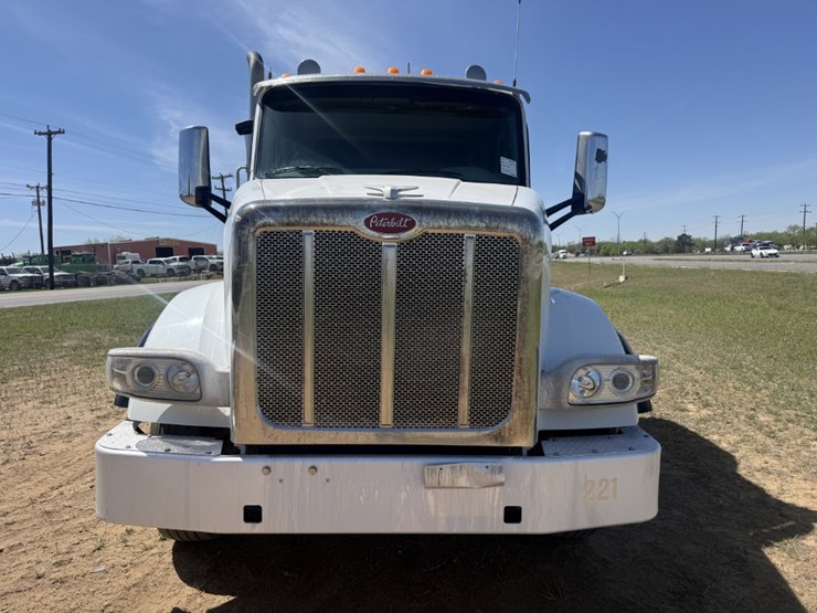 2018-peterbilt-567-image-2